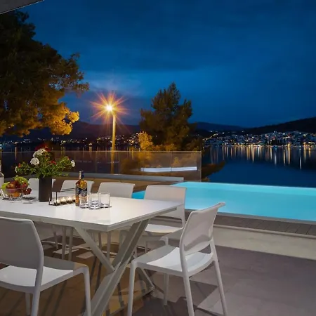 Beachfront Milka With Pool ヴィラ トロギール