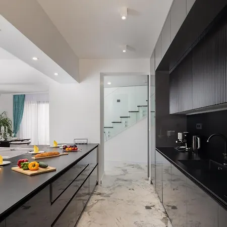 Beachfront Milka With Pool ヴィラ *