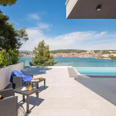 ヴィラ Beachfront Milka With Pool トロギール