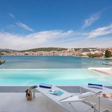 ヴィラ Beachfront Milka With Pool *