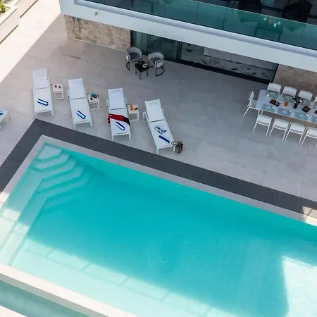 Beachfront Milka With Pool ヴィラ トロギール