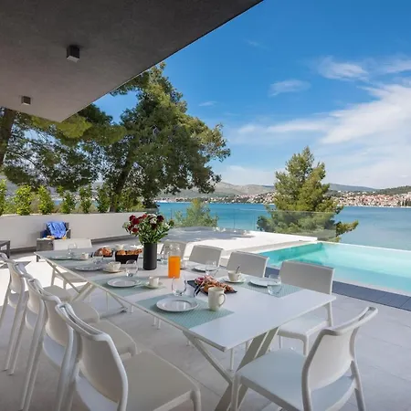 ヴィラ Beachfront Milka With Pool