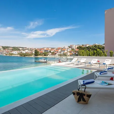 Beachfront Milka With Pool トロギール