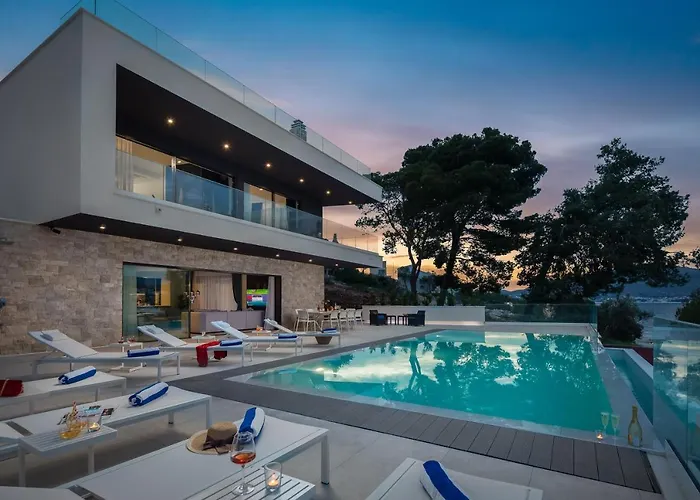 Beachfront Milka With Pool 特罗吉尔