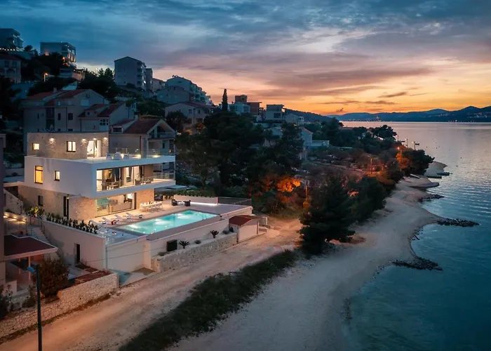 Beachfront Milka With Pool * 特罗吉尔