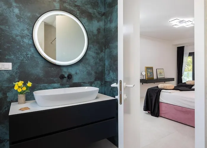 Beachfront Milka With Pool 特罗吉尔