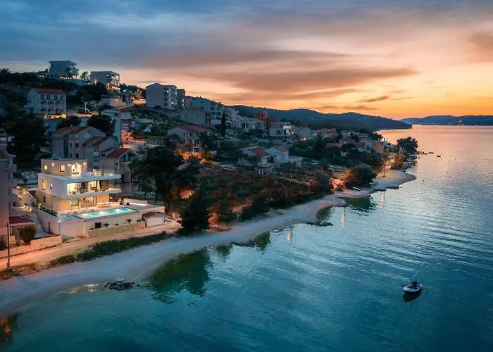 Beachfront Milka With Pool 别墅 *