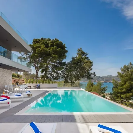 Βίλα Beachfront Milka With Pool *