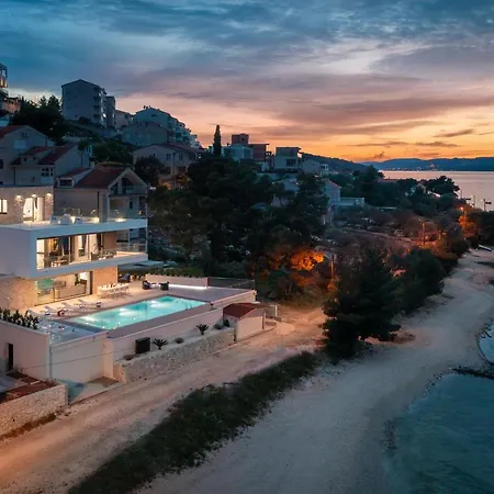 Beachfront Milka With Pool * Τρογκίρ