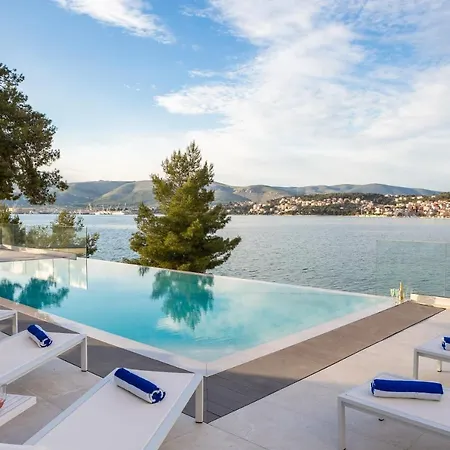 Beachfront Milka With Pool וילה