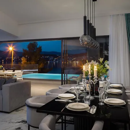 Beachfront Milka With Pool Τρογκίρ