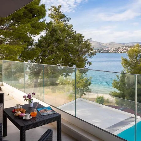 Beachfront Milka With Pool וילה *