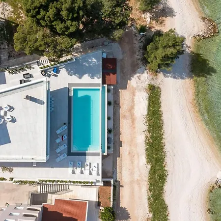 Beachfront Milka With Pool וילה טרוגיר