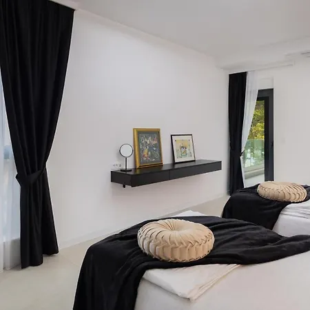 Beachfront Milka With Pool Βίλα Τρογκίρ