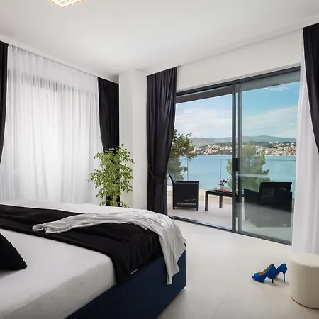 Beachfront Milka With Pool Βίλα Τρογκίρ