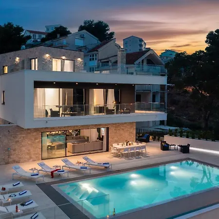 Willa Beachfront Milka With Pool